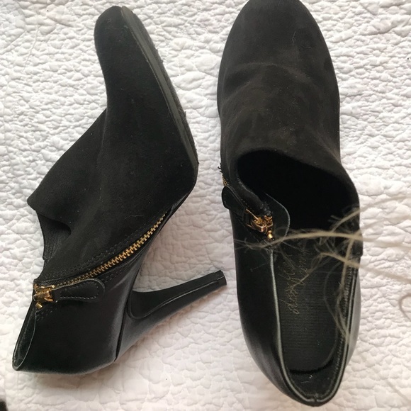 Black stiletto w/ gold zipper - Picture 3 of 5